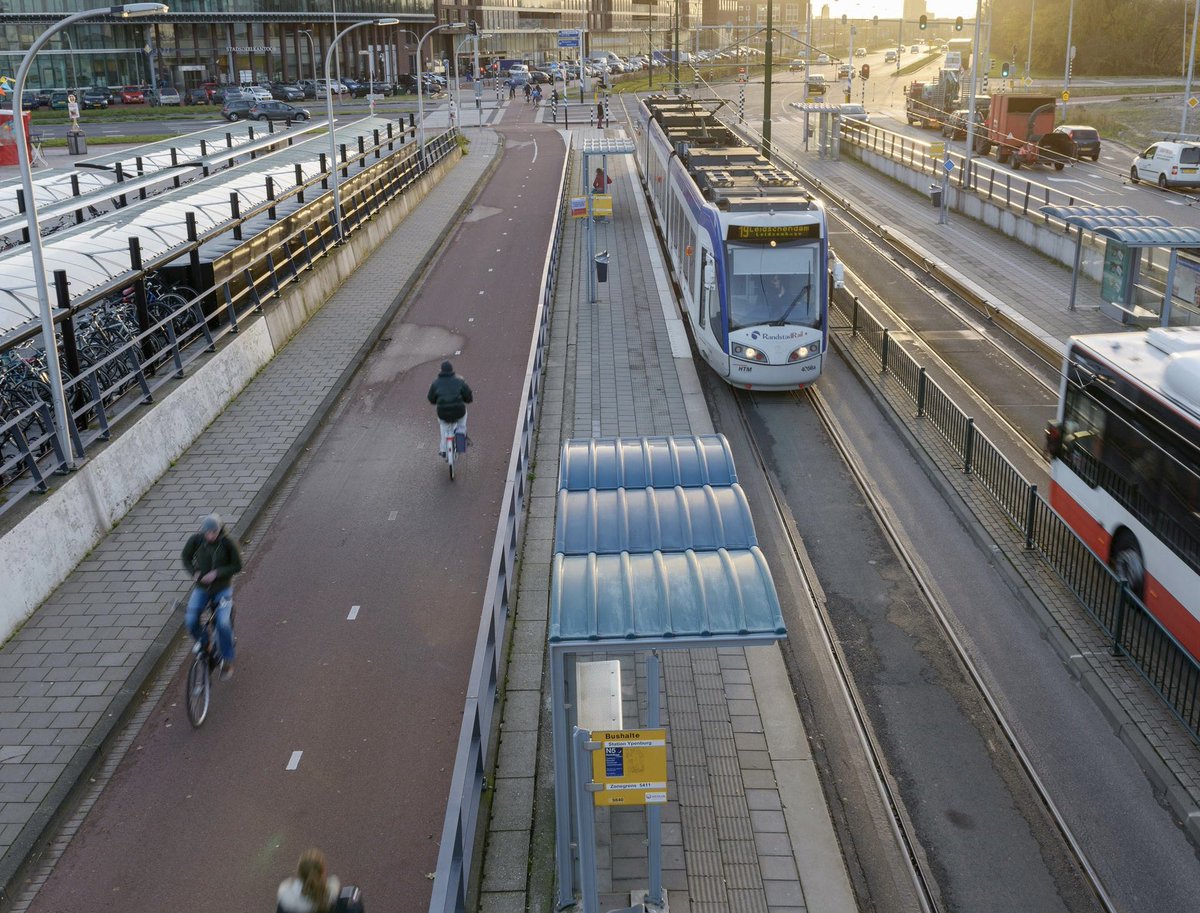 Hoe gaan we Nederland voor iedereen bereikbaar houden de komende decennia? Dat staat in de Mobiliteitsvisie 2050, die minister <a href="/markharbers/">Mark Harbers</a> en staatssecretaris <a href="/vivianneheijnen/">Vivianne Heijnen</a> vandaag lanceerden. 

Lees hier meer: rijksoverheid.nl/ministeries/mi…
