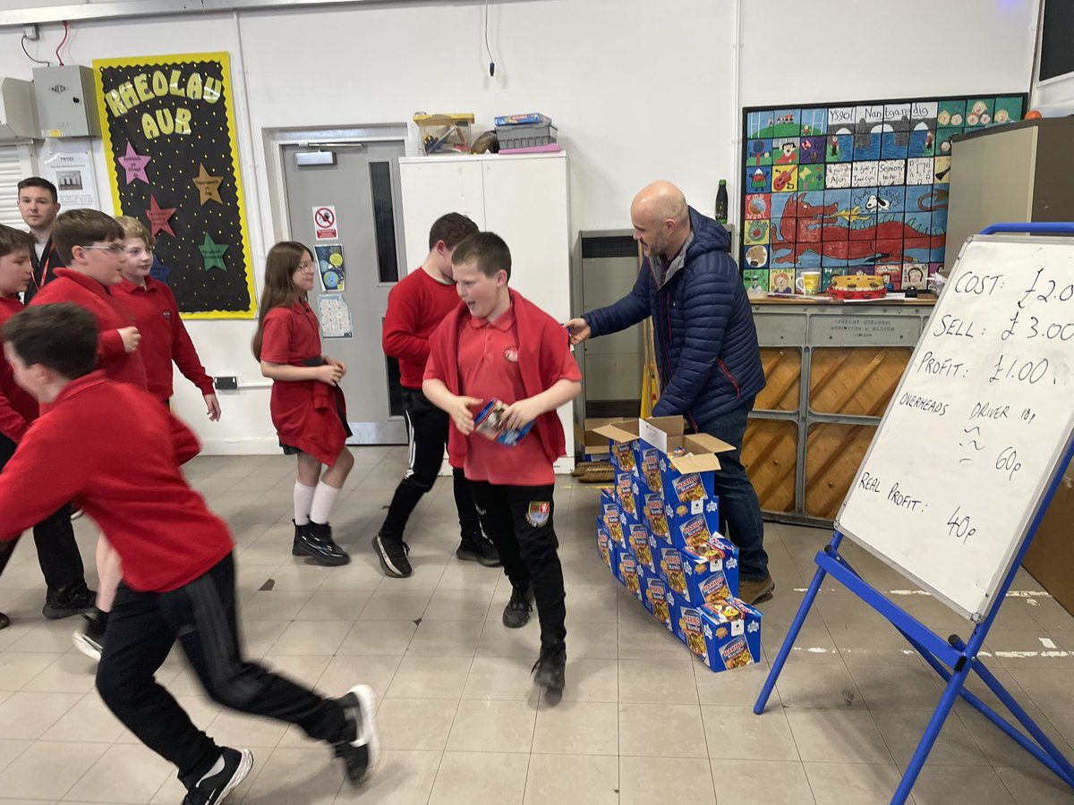 YsgolNant's tweet photo. Wrth ddechrau cynllunio a sefydlu busnes bach, beth gwell na chael cyngor wrth arbenigwr yn y maes. Diolch am y tips Martin @castellhowell
Useful tips from an expert before starting our own mini businesses. #busnesbach #community #castellhowell https://t.co/tF8bRlfmAq