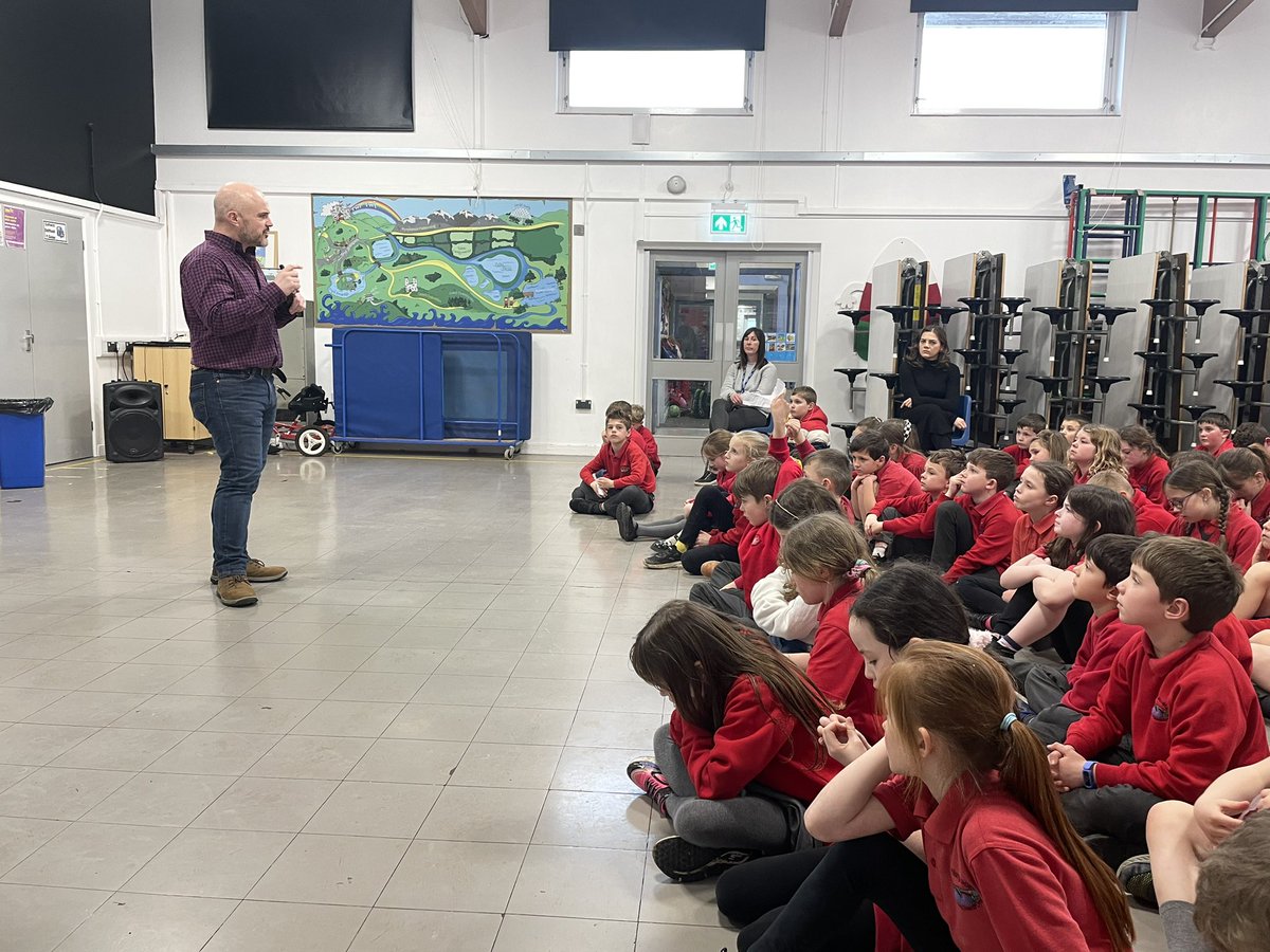 YsgolNant's tweet photo. Wrth ddechrau cynllunio a sefydlu busnes bach, beth gwell na chael cyngor wrth arbenigwr yn y maes. Diolch am y tips Martin @castellhowell
Useful tips from an expert before starting our own mini businesses. #busnesbach #community #castellhowell https://t.co/tF8bRlfmAq