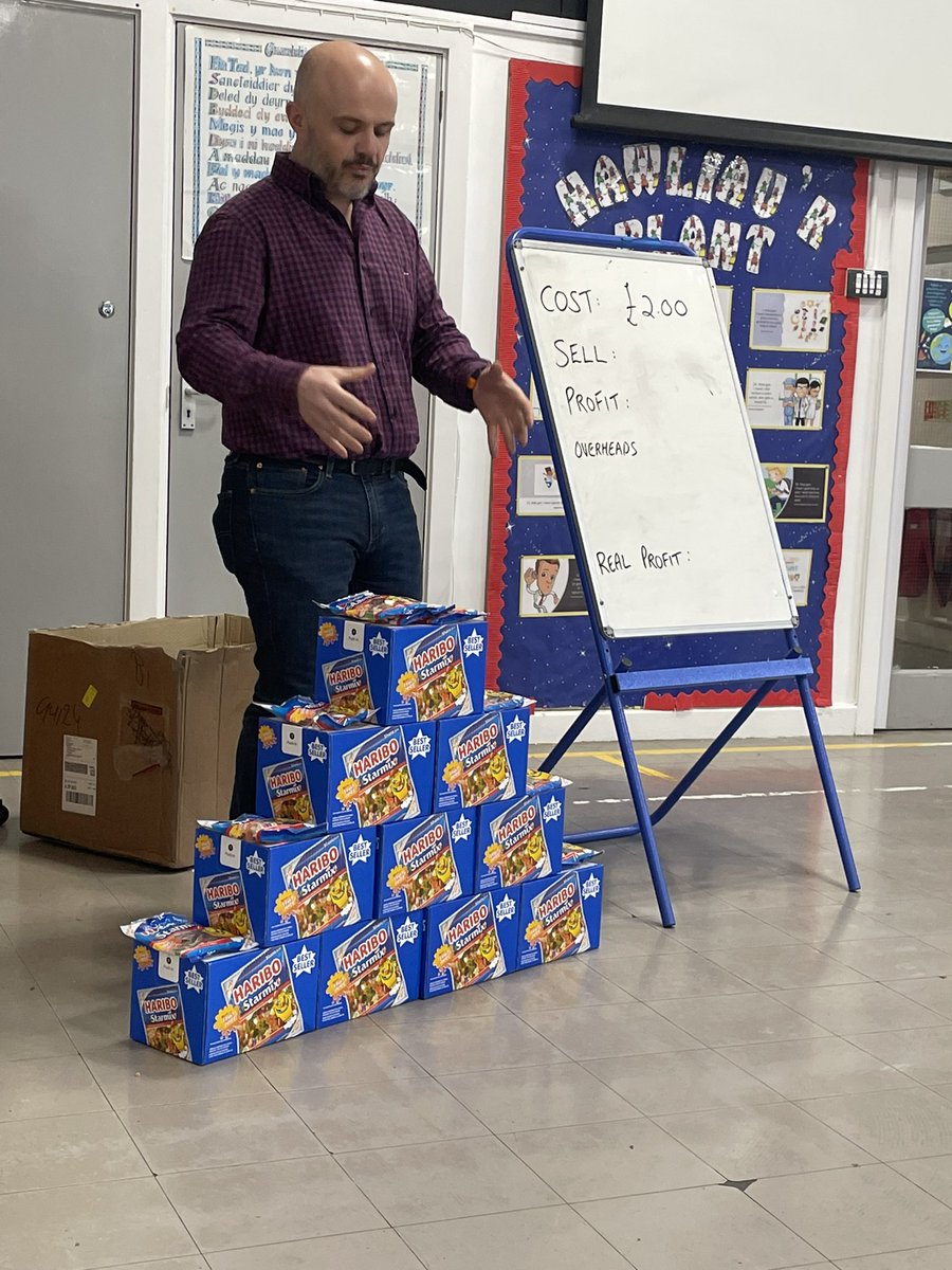 YsgolNant's tweet photo. Wrth ddechrau cynllunio a sefydlu busnes bach, beth gwell na chael cyngor wrth arbenigwr yn y maes. Diolch am y tips Martin @castellhowell
Useful tips from an expert before starting our own mini businesses. #busnesbach #community #castellhowell https://t.co/tF8bRlfmAq