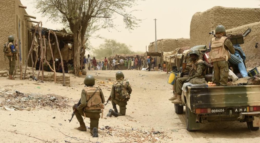 AJEnglish's tweet image. Ten million children in Burkina Faso, Mali and Niger are in dire need of aid as a result of the spiralling conflict in the central Sahel, says UNICEF report aje.io/43k7e7