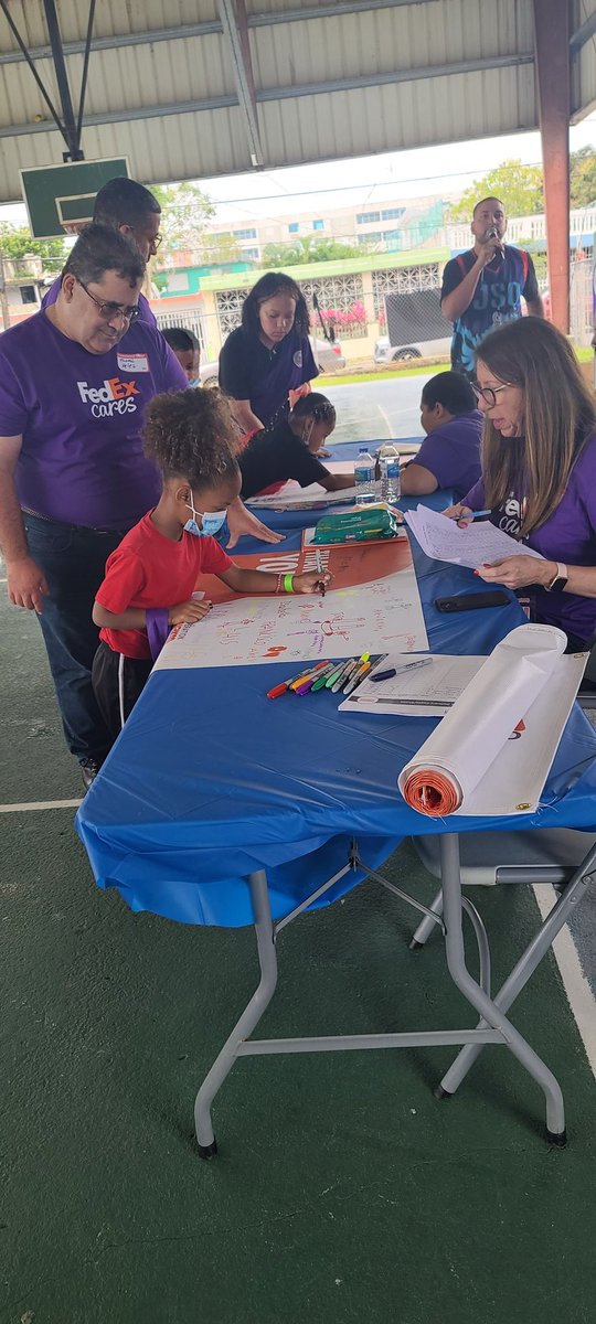 Daixa's tweet image. ¡Espectacular!😍 ¡Gracias a todos!🙏💕Operation Warm y FedEx donaron 270 pares de tenis y medias a los estudiantes de Niñez Temprana de #JSQ  Somos una comunidad, al servicio de su gente. &quot;Caminante no hay camino, se hace camino al andar&quot;✨️A.M. #EscuelaAOtroNivel…