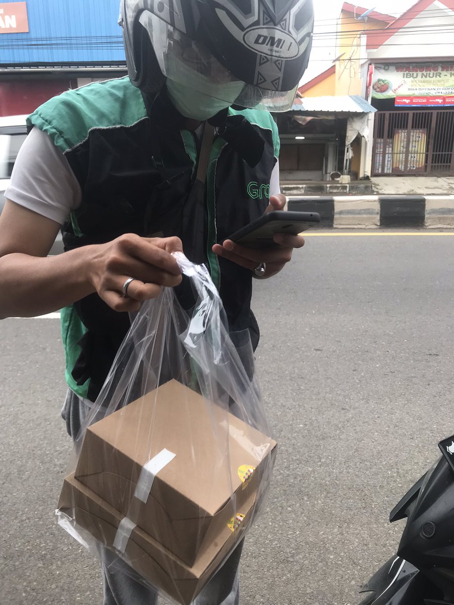 putriyostira's tweet photo. @Widino #KIRIMTAKGENTAR bikin kue tape seadanya buat kue ulang taun suami hihi karna suka bikin kue aku pun suka kirim kirim kue ulang tahun untuk keluarga, keponakan dan temen-temen. Kirimnya juga pakai GrabExpress 🫶🏼 https://t.co/VkWeDwiu74