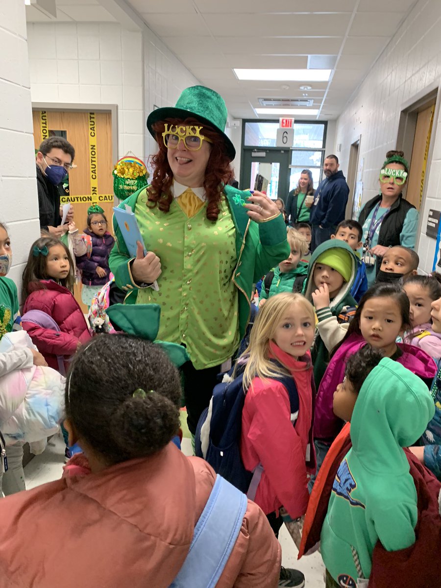 Our kinders caught a biggie today! 🍀 So so much gold! 🌈 <a href="/DanaChenFCPS/">Dana Chen</a> @TanyaSiwik