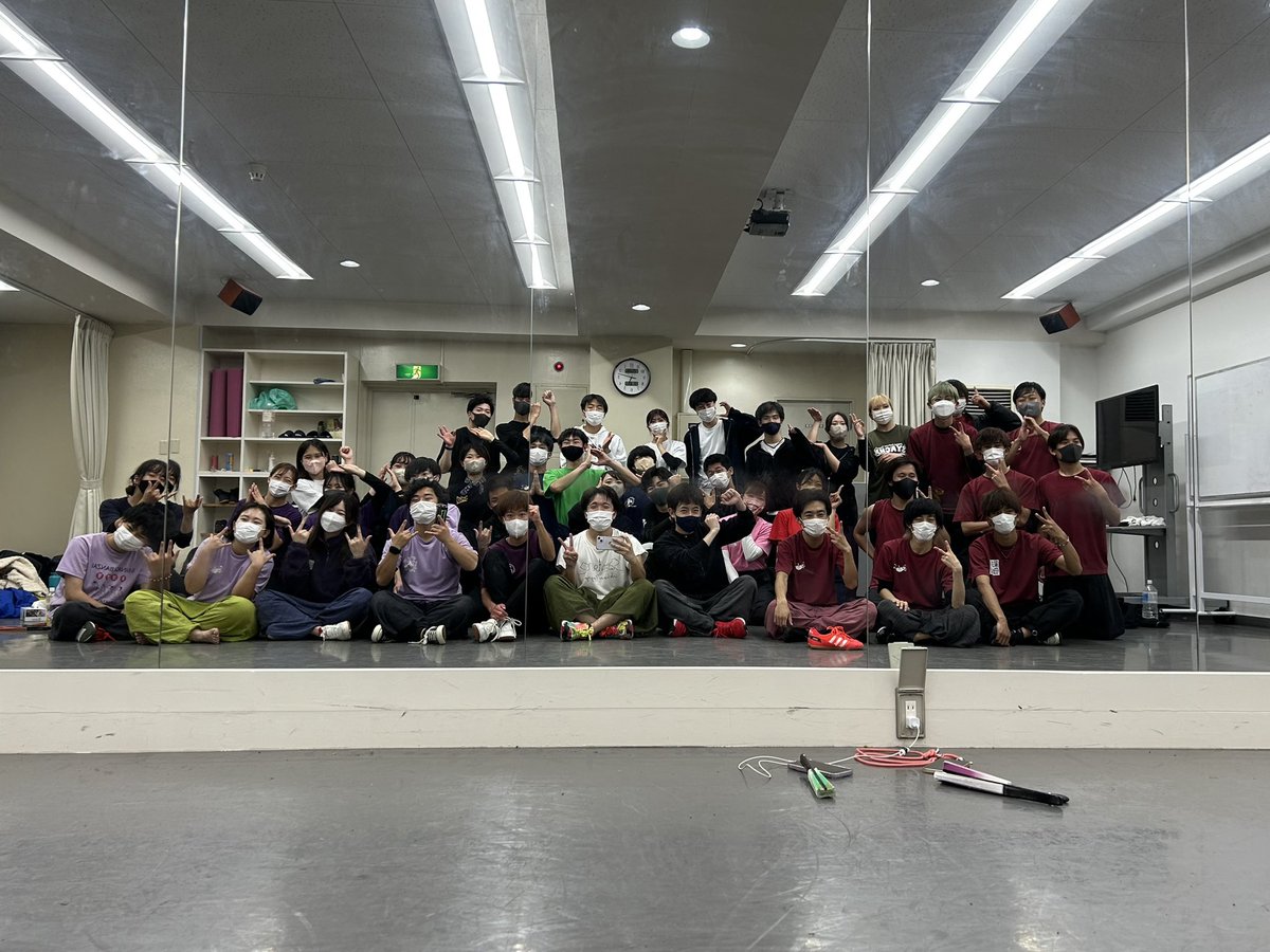 右側のバーガンディ集団と、鏡の切れ目で身体半分異次元に飛ばされてる清めたまえbotと指が増えてるりつくんが写真のポイントです