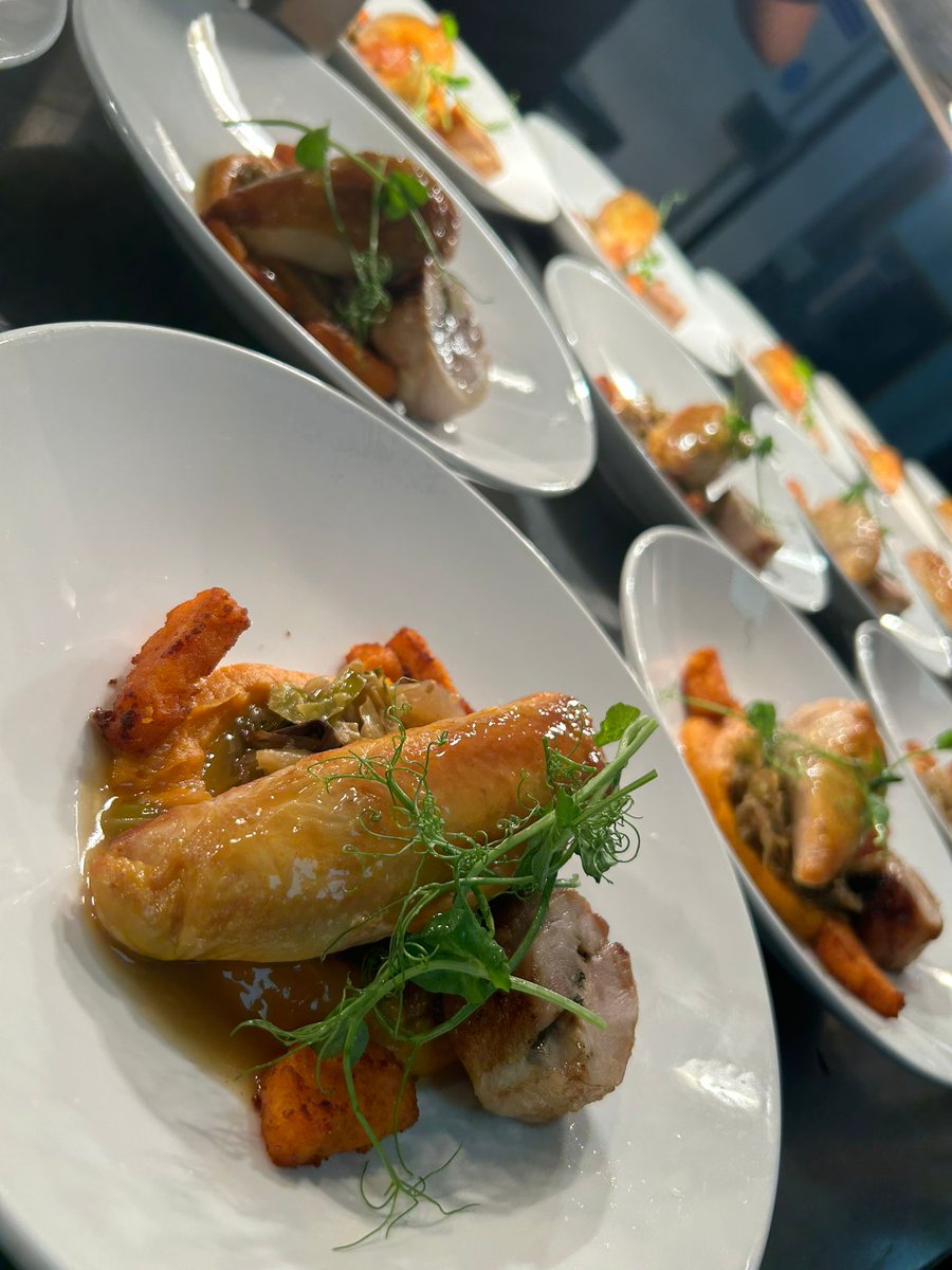 It only takes passion to create such love into a plate .Cornfeed chicken breast and leg
<a href="/Chef_Tkay/">Chef Tkay 🇮🇪🇿🇼</a>