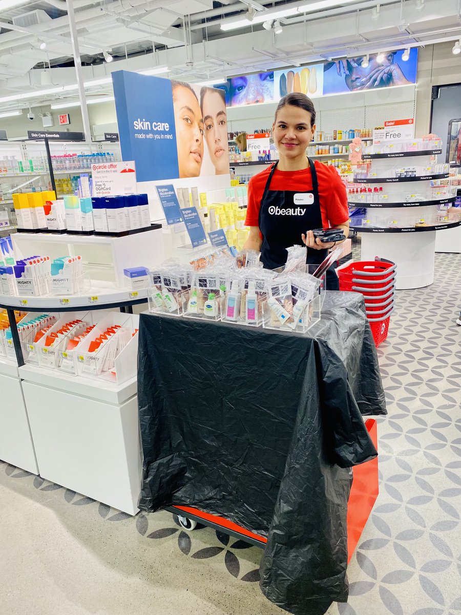 Beauty Consultant Roxana Engaging with our guests as she offers some samples of beauty items and so ready to build those baskets and save sales with the my device. Way to go… ⁦ #timessquare ⁦<a href="/Target/">Target</a>⁩ 🎯 ⁦<a href="/therealdandan2/">Dan Rivera</a>⁩ ⁦<a href="/tcordara/">Thomas Cordara</a>⁩