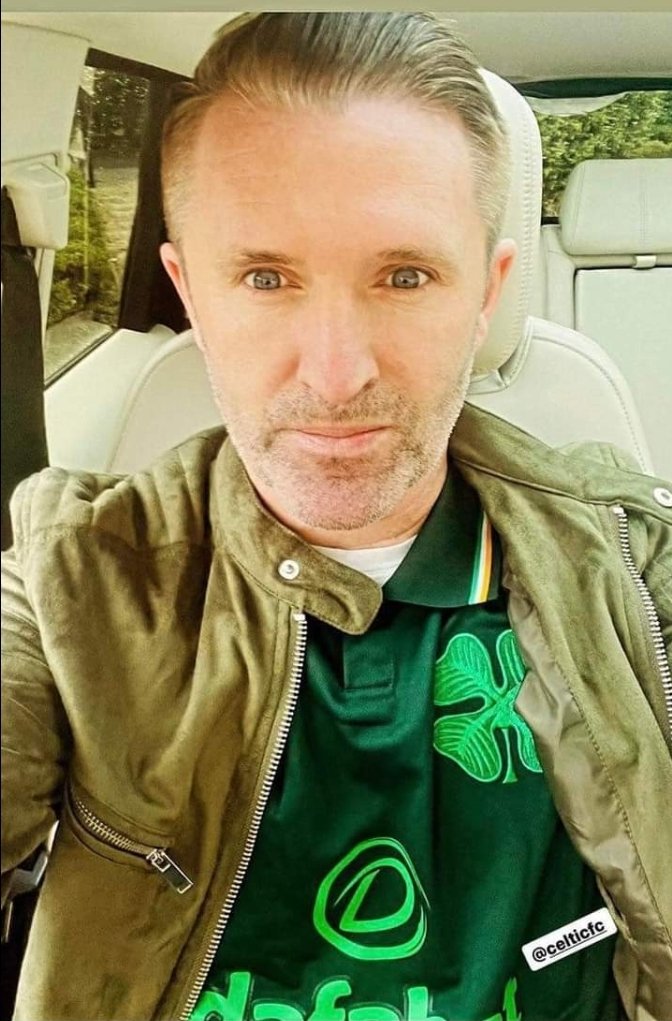 Notre ancien international irlandais Robbie Keane arbore fièrement le nouveau maillot du Celtic célébrant les racines et les liens du club avec l'Irlande.🍀💚🇮🇪☘️

#CelticFC #HailHail #YNWA #COYBIG #BHOYS #CelticFamily #CelticTeam #StPatricksDay #LaFheilePadraig
 🍀🇮🇪🍀🏴󠁧󠁢󠁳󠁣󠁴󠁿🍀