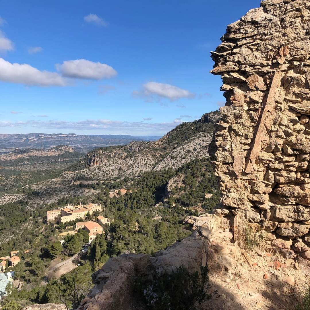 rdexcursionisme's tweet photo. Excursió circular a la Serra de Cardó (12/03/2023). Es van visitar diferents ermites i les formacions rocoses dels Martells i la Foradada.
#serradecardó #elsmartells #elsmartellsdecardo #laforadada #ermites
📸 @blancacabre https://t.co/cvcNUHTuY5