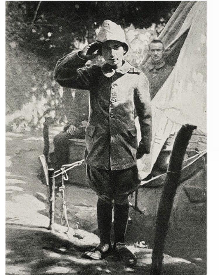 MhpSuatyilmaz's tweet photo. Ali Reşat Çanakkale Savaşının en genç subayı, Balkan Savaşları'nda Annesi ve Babası, Sırplar tarafından Şehit edilmiş. Gönüllü Bombacı Ali Reşat, İngilizler'in korkulu rüyası iki defa vurulmuş 15 yaşında bir Yiğit. Elbette Çanakkale geçilmez/geçilemez🇹🇷🇹🇷🇹🇷 https://t.co/nkQO2wxbga