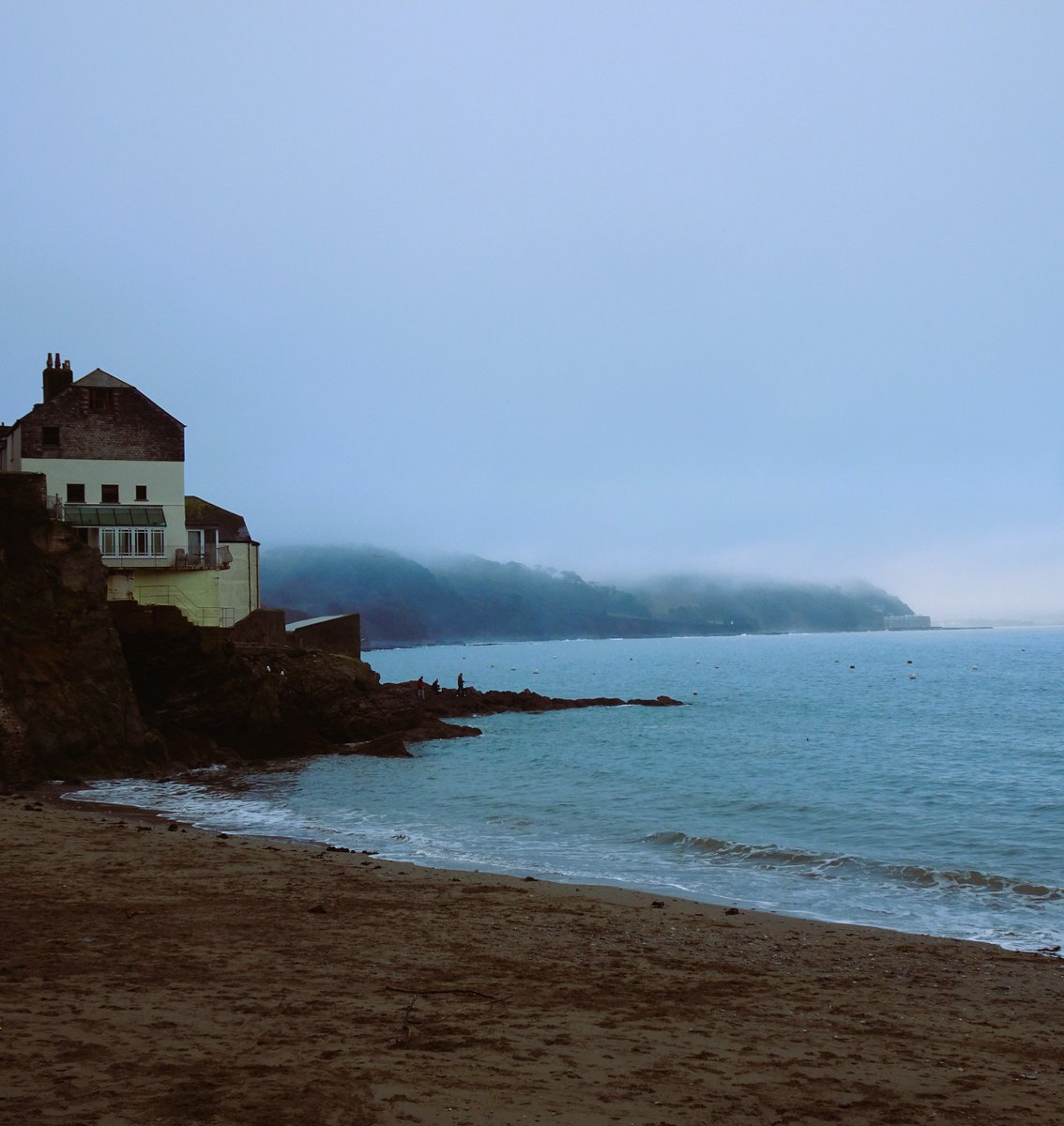 SueC_WordLoft's tweet photo. Cawsand Bay on a moody, misty afternoon -  magical!
#cawsand #cornwall #ramepeninsula #beach #misty #cornwalluk #headland #waves #ripples https://t.co/4gGNiDrdR2