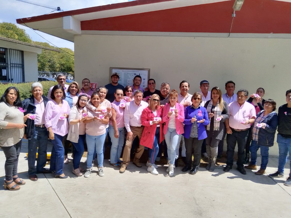 En el marco del "Día de prevención contra el cáncer de mama " personal académico y administrativo de la #DIE, perteneciente a la #DGDC,  acompañados por su titular, realizan actividad simbólica, con la finalidad de concientizar acerca de esta enfermedad.

<a href="/natycastrejonv/">Naty Castrejón</a> 
#DIE