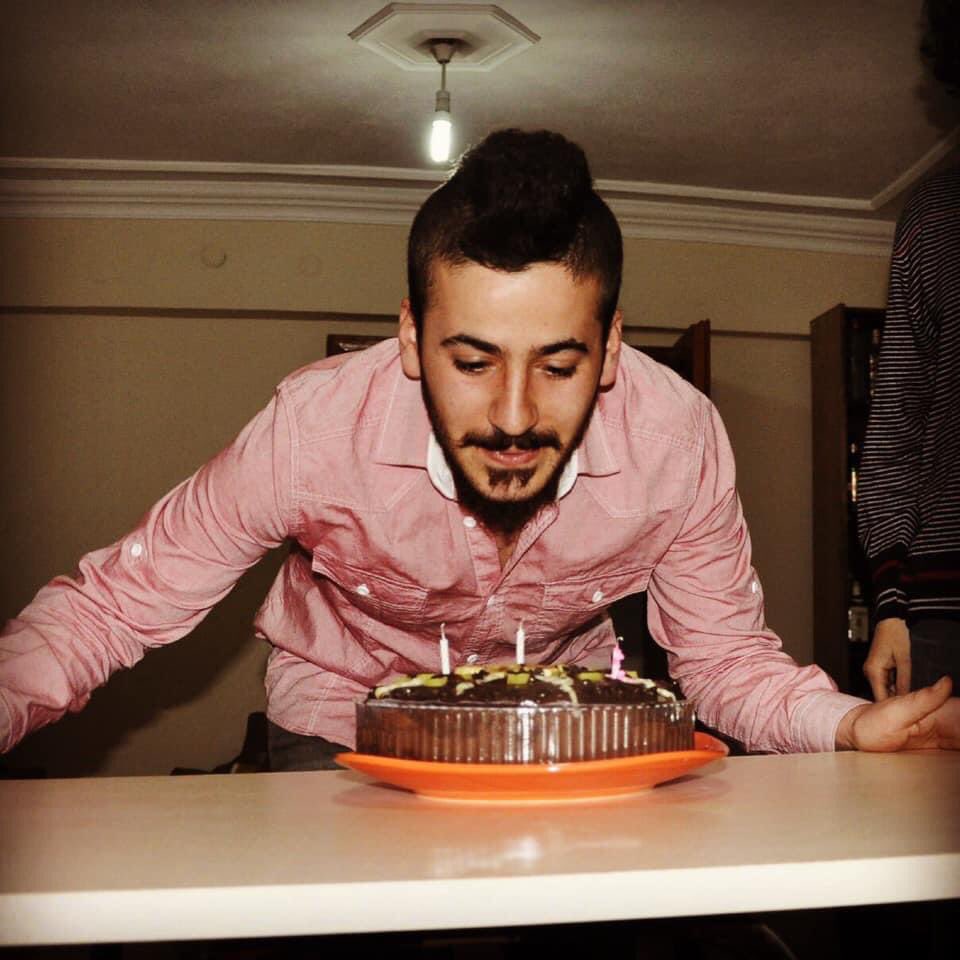 EricShelly1's tweet image. Bir #Ağacı Sırf Sen #SEVMİYORSUN Diye #Yoluna Çıkıyor Diye #Güneşine Gölge #Gölgene Fazladan #Esinti Oluyor Diye #HOYRATÇA Kesiveriyorsun ve #Başını Bir #Çeviriyorsun Arkanda O #Ağaçtan #Koskoca Bir #ORMAN•Bazı Şeyler #Böyledir😉

#aliismailkorkmaz ♾
