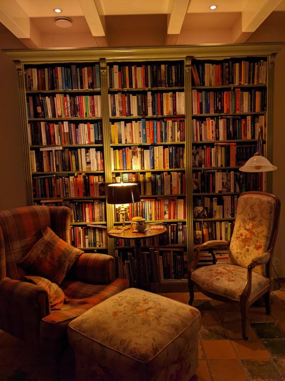 ElliottBlackwe3's tweet photo. I just want to spend time in bookish rooms, with a bookish friend, talking poetry &amp; fairy tales &amp; children's storybooks &amp; literature &amp; life. With coffee &amp; cake, of course. https://t.co/azicECfDCN