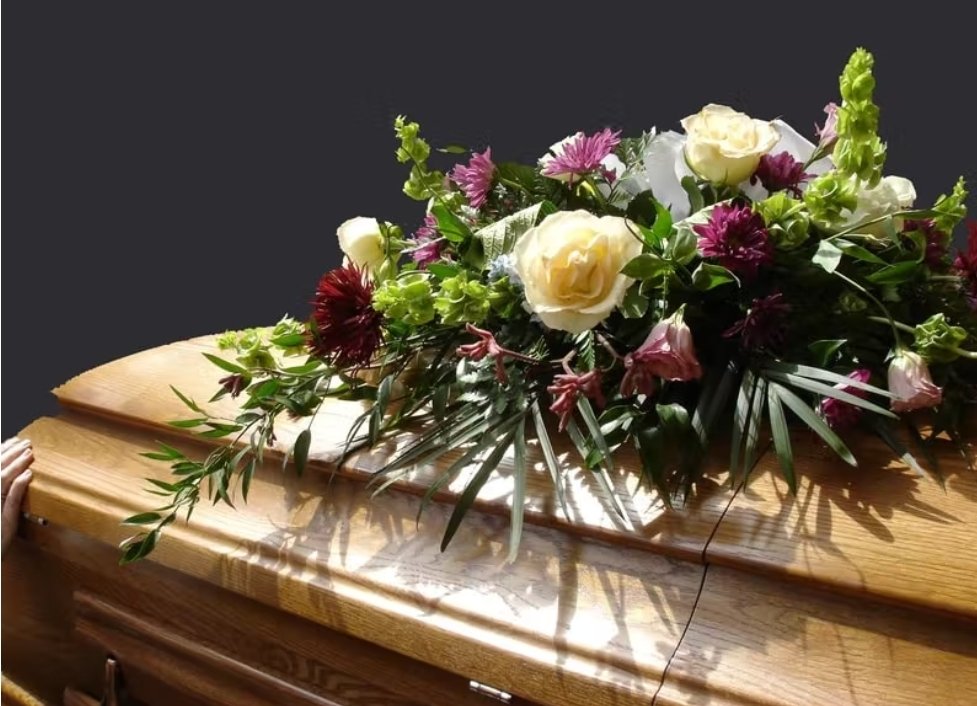 MelanocheDoux's tweet photo. Viendrez-vous nous applaudir au cimetière ? Hommage à mes collègues décédés d'épuisement 
@TPMP @TF1 @CNEWS @BFMTV
#infirmiersliberauxencolere 
#infirmiersliberauxmeprises
#nonmerci https://t.co/DtyhE2zvr4