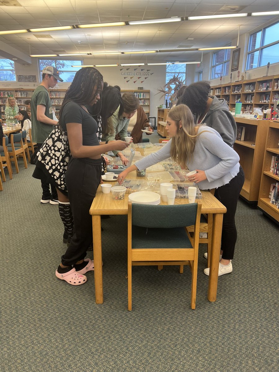 apyunc98's tweet image. Friday afternoon, and these amazing students are here at school!!! Thanks to @ColleenPinyan for continuing to provide for our students. This made my heart happy. ❤️❤️❤️ @GCSchoolsNC @Super_GCS