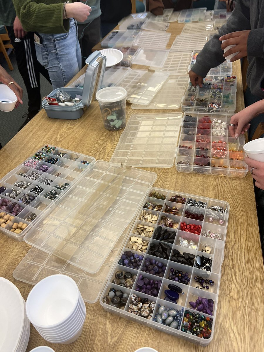 apyunc98's tweet image. Friday afternoon, and these amazing students are here at school!!! Thanks to @ColleenPinyan for continuing to provide for our students. This made my heart happy. ❤️❤️❤️ @GCSchoolsNC @Super_GCS