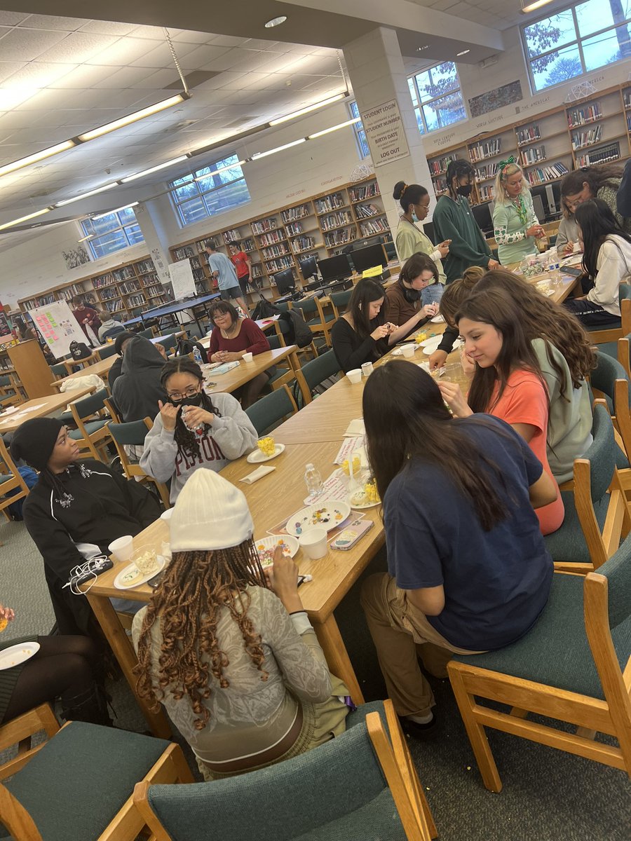 apyunc98's tweet image. Friday afternoon, and these amazing students are here at school!!! Thanks to @ColleenPinyan for continuing to provide for our students. This made my heart happy. ❤️❤️❤️ @GCSchoolsNC @Super_GCS