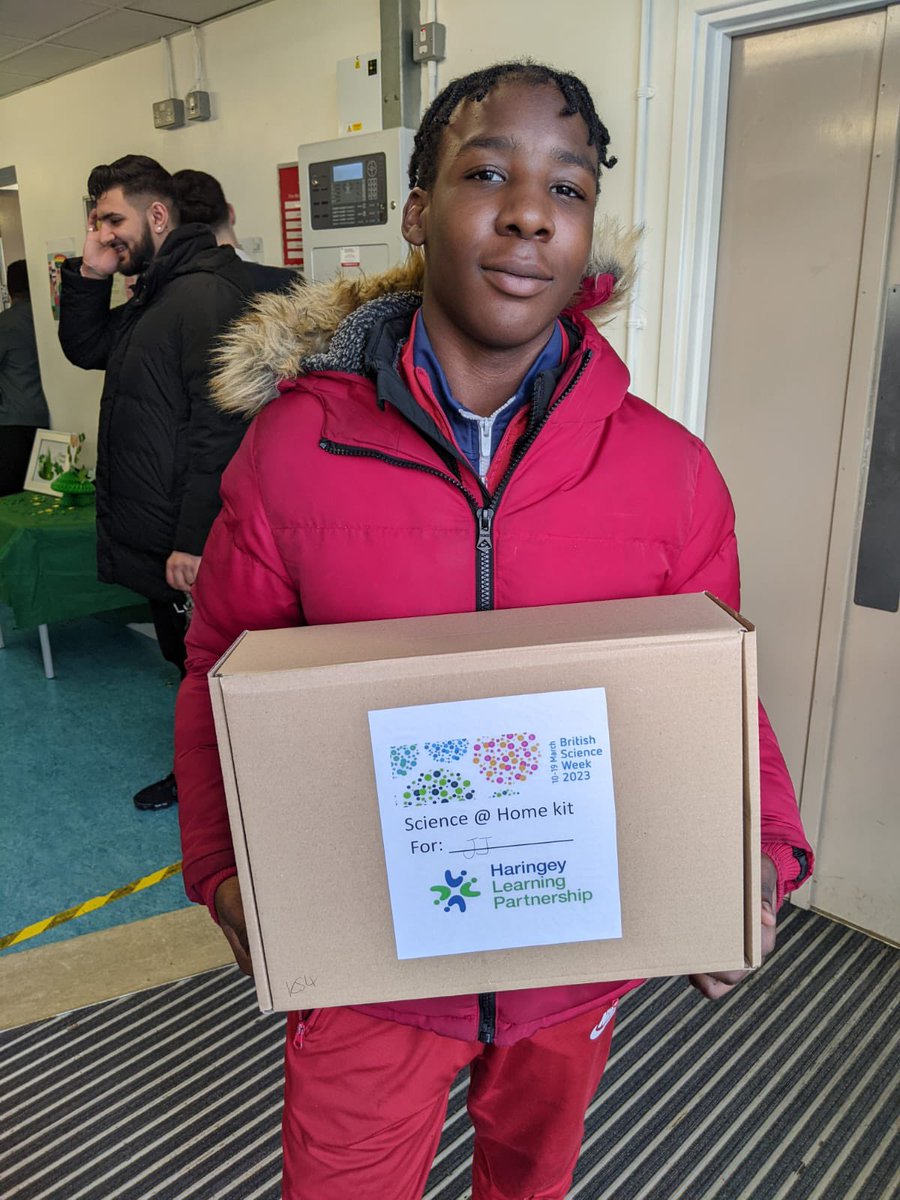 HaringeyLP's tweet image. Our students are taking science home with them after a week of #BritishScienceWeek! With their 'science @ home kits', they'll be experimenting and discovering new things in no time. It's time to get experimental and have a blast! 🔬🧪 #ScienceAtHome @ScienceWeekUK #ThisIsAP