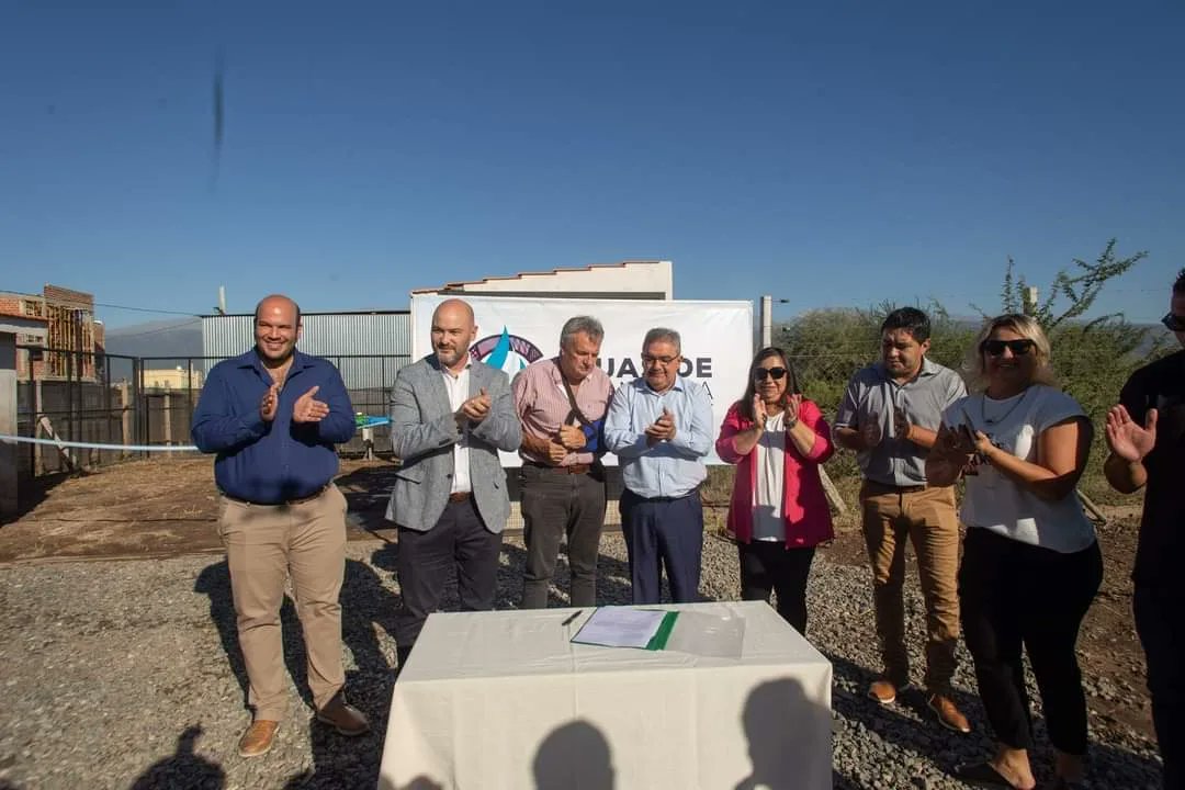 AnahiCostaOK's tweet photo. 💧| Agua potable y Acueducto y Cisterna Cruz Negra

🌞 Participé de la inauguración de una nueva perforación de agua potable que beneficia a 10mil vecinas y vecinos de Zona Norte y Barrio La Cruz Negra #catamarcaciudad 

#AguasDeCatamarca #laenergiadelatierra #obras #MAEMA https://t.co/9NLOpawBua