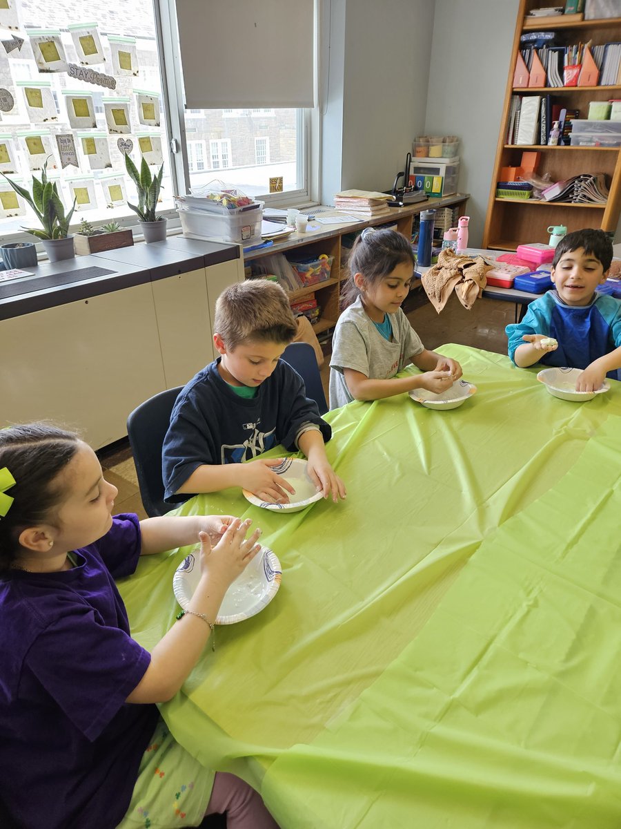 FerranteLV1's tweet photo. Oobleck Fun! Is it a solid.. liquid. .?? https://t.co/5C81mI6HnO