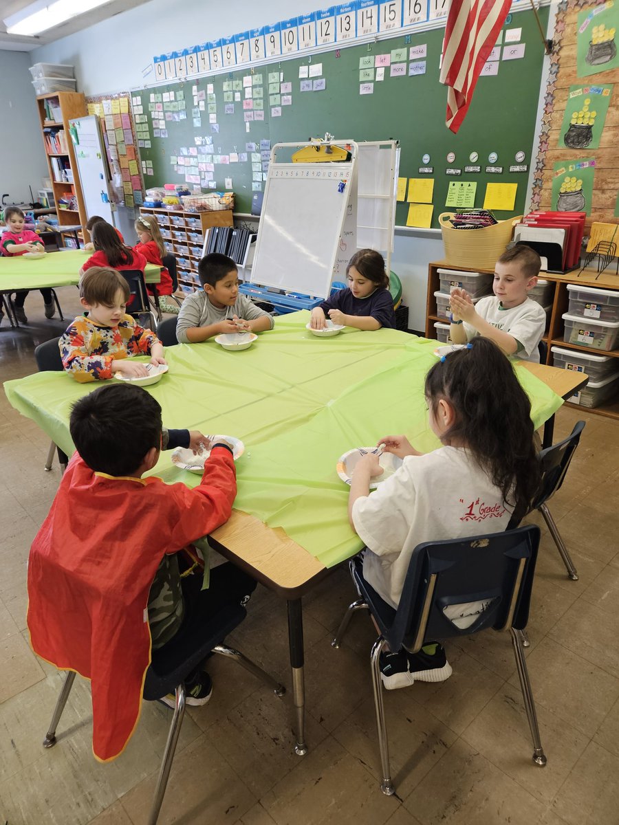 FerranteLV1's tweet photo. Oobleck Fun! Is it a solid.. liquid. .?? https://t.co/5C81mI6HnO
