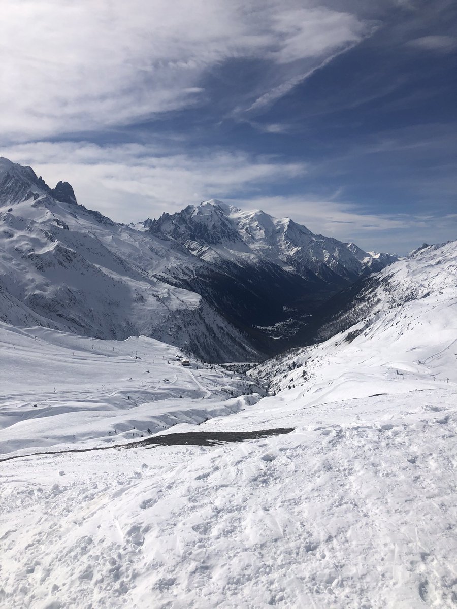 Snow time ❄️ Briefly back in my mountain home #Chamonix 

1st time on down hill skis in 5 yrs… 

Quality time on the slopes with my dad who’s still rocking it in his mid 70s 💪🏼

#familytime