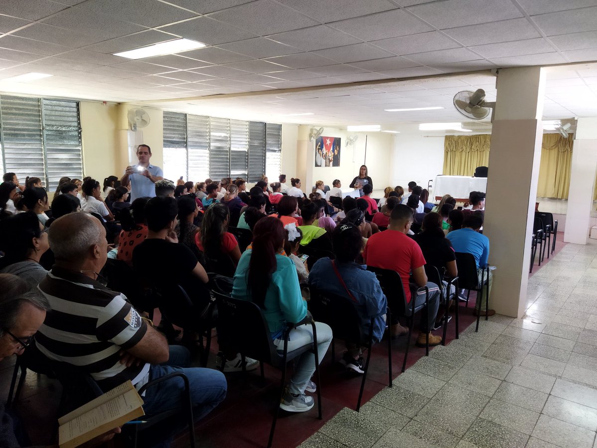 Emocionada esta mañana en <a href="/EpRubenBrav/">Rubén Bravo Álvarez EP</a> de #ProvinciaGranma. Cuánta cultura demostrada por sus estudiantes y trabajadores en la presentación del libro "Ángel, la raíz gallega de Fidel. Misión cumplida en la 31 edición de la Feria del libro. #YoVotoXTodos.