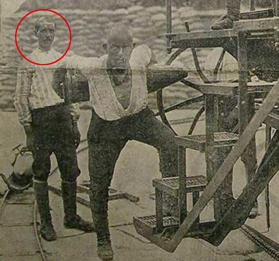Şeyit Onbaşı'yı, 276 kiloluk top mermisinin hikayesini ve bu fotoğrafı biliyoruz. Bu fotoğrafta neden Seyit Onbaşı' nın arkasında başka bir asker daha var? Olayın asıl kahramanları Şeyit Onbaşı ve mermi olmasına rağmen neden bu fotoğraf karesine başka bir asker girmiştir?