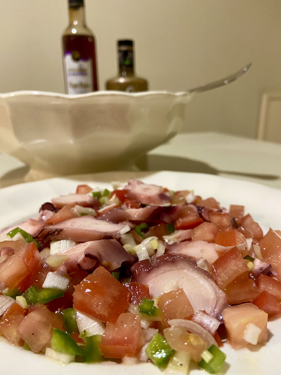 A cenaaaaar!
Aliño de pulpo <a href="/donbocarte/">Don Bocarte</a> con vinagre de moscatel #Chipiona y mejor aceite de <a href="/HaciendaGuzman/">Hacienda Guzmán</a> 

Gran categoría 😍😋🤩