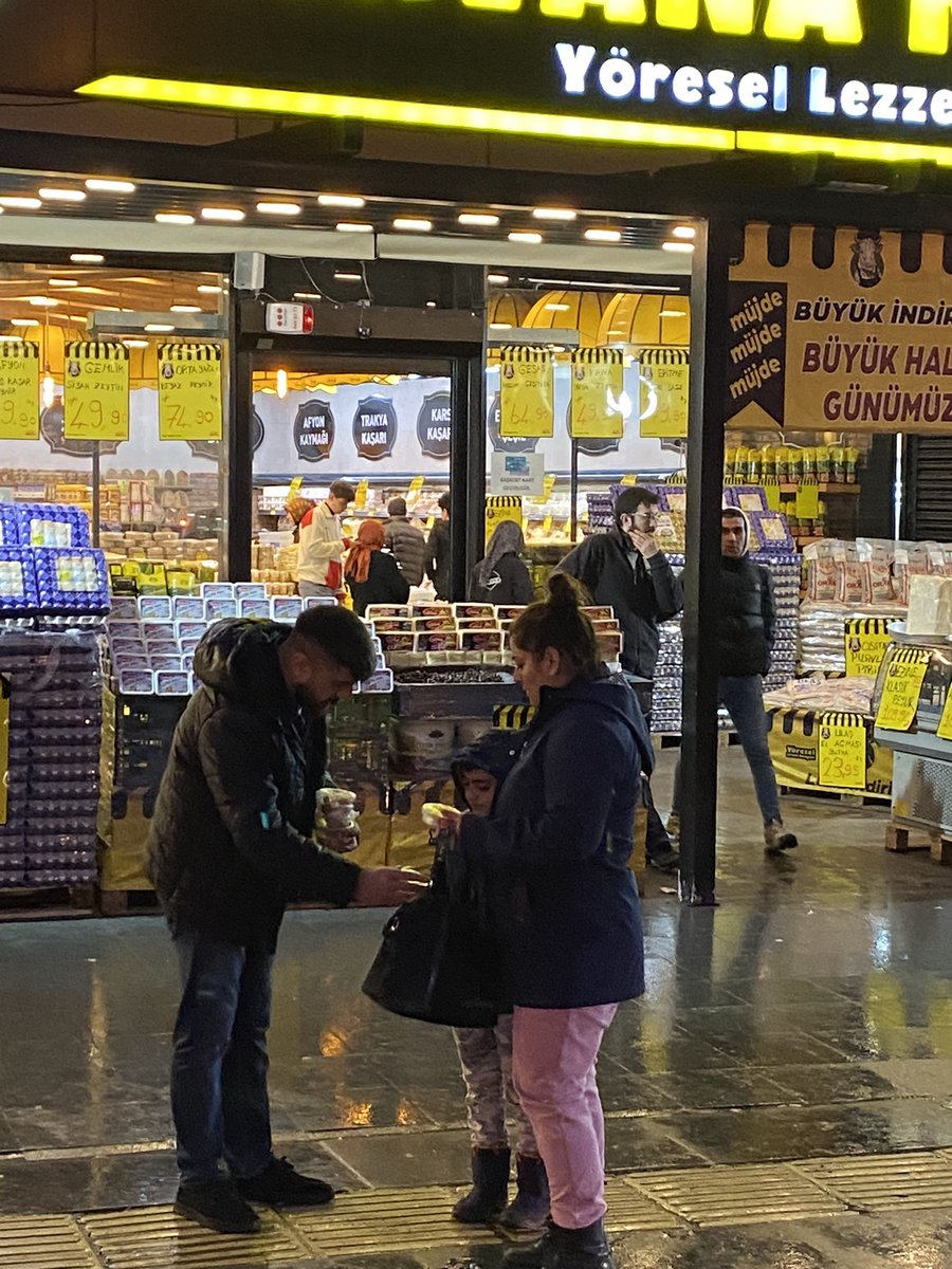 Büyük deprem felaketinin 40. gününde yitirdiğimiz canları anmak için Hüseyingazi Son duraktaydık. Depremzedelerimizin 40’ı için lokma dağıttık Allah kabul etsin.🙏🏾
<a href="/TolgaTurgut_06/">Tolga Turgut</a> <a href="/CHPGencAnkara/">CHP Ankara Gençlik Kolları</a> <a href="/gencosmankillik/">Gençosman Killik</a> <a href="/chpgenclikgm/">CHP Gençlik Kolları</a>