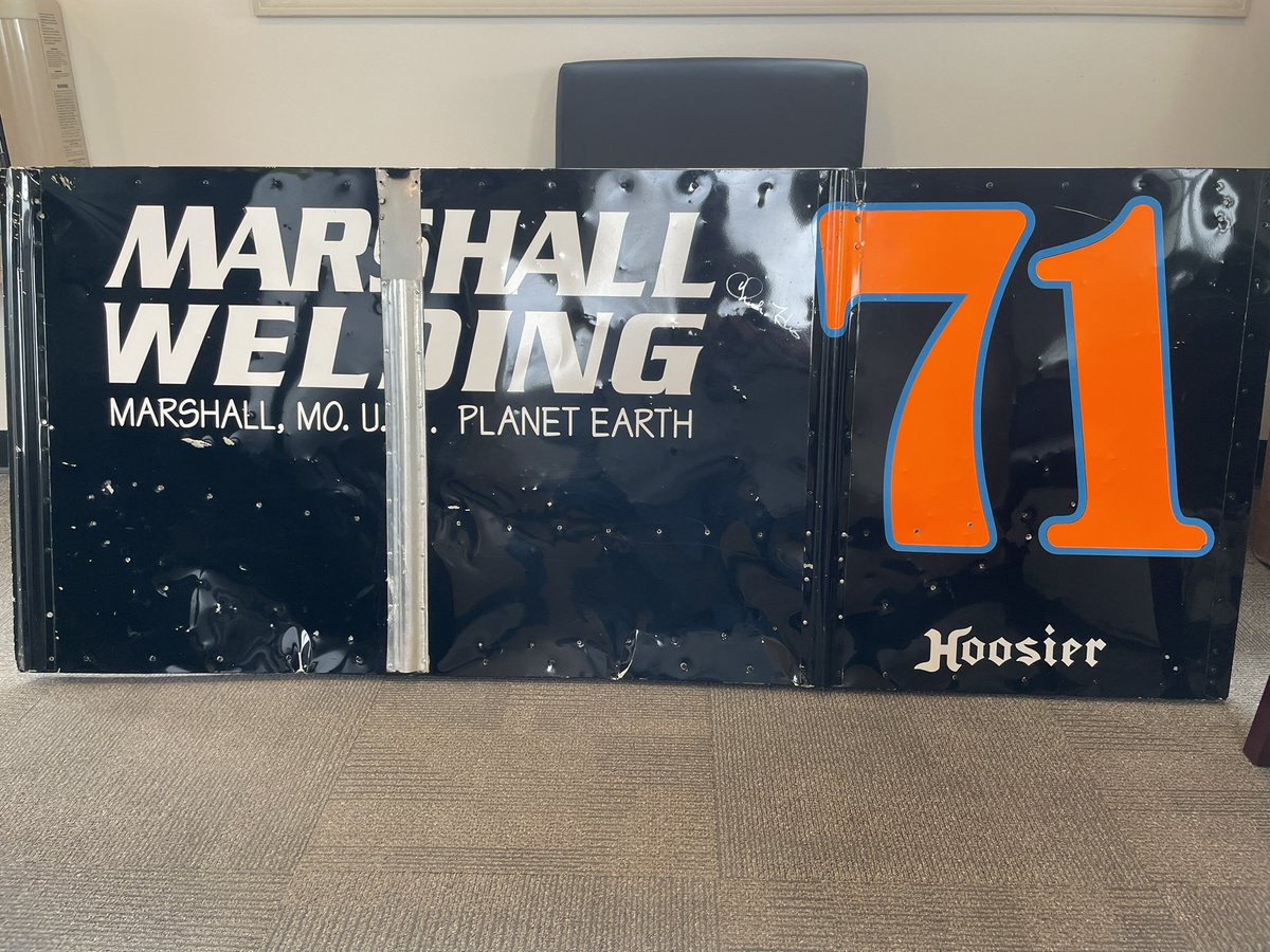littleDebbie_2's tweet photo. Got this really cool side board to add to me collection! Chuck Hines is the main reason I follow sprints cars. I lived across the street from his shop and would watch though the fence. Chuck also was a major contributor on my Sammy car. #sammyproject. #teamswindell #localhero https://t.co/zSuvWgO37A