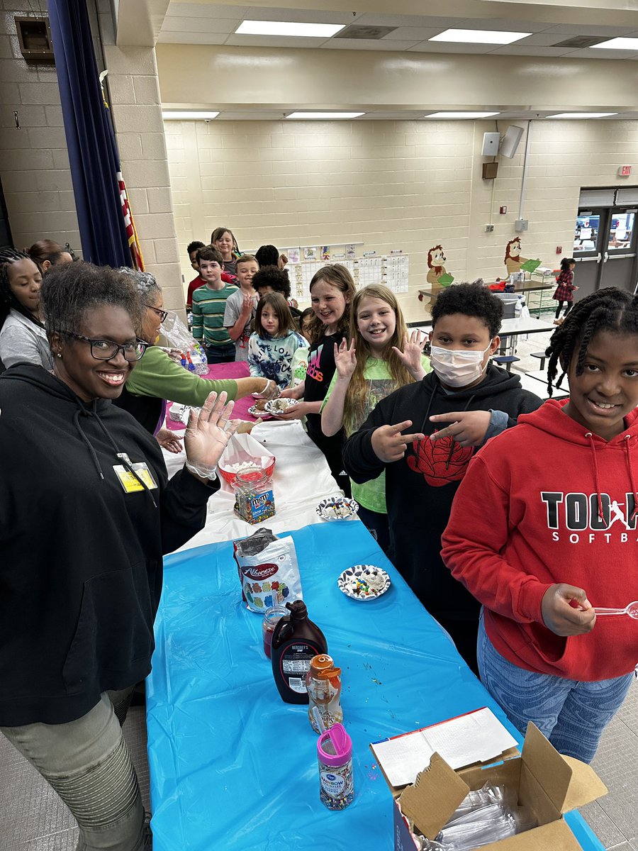 LorraineLions's tweet photo. Lion Readers celebrating making their 3rd quarter AR goals with ice cream sundaes!  #lionsread https://t.co/z4g1UUnquB