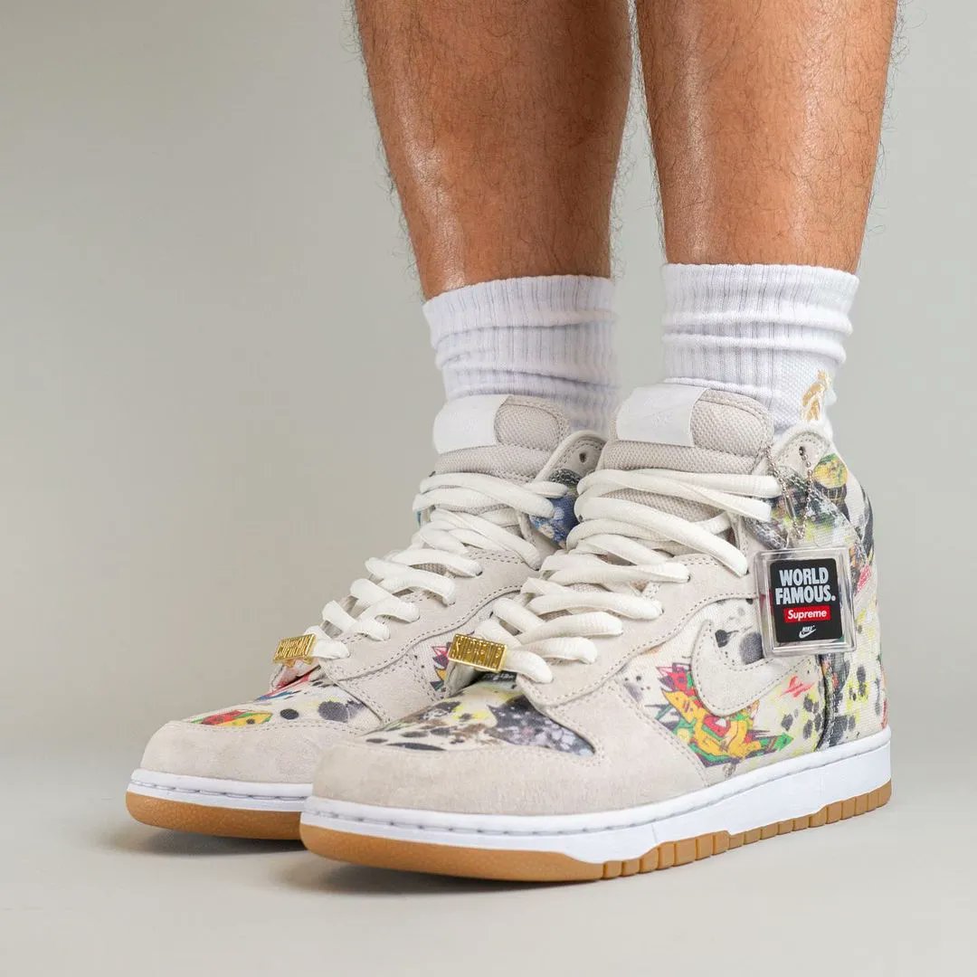 TheSiteSupply's tweet photo. On foot with the Supreme x Nike SB Dunk High “Rammellzee” 🎨 https://t.co/VDbSyK6ISt 

📸 @Yankeekicks https://t.co/o2Ys7G09Qy