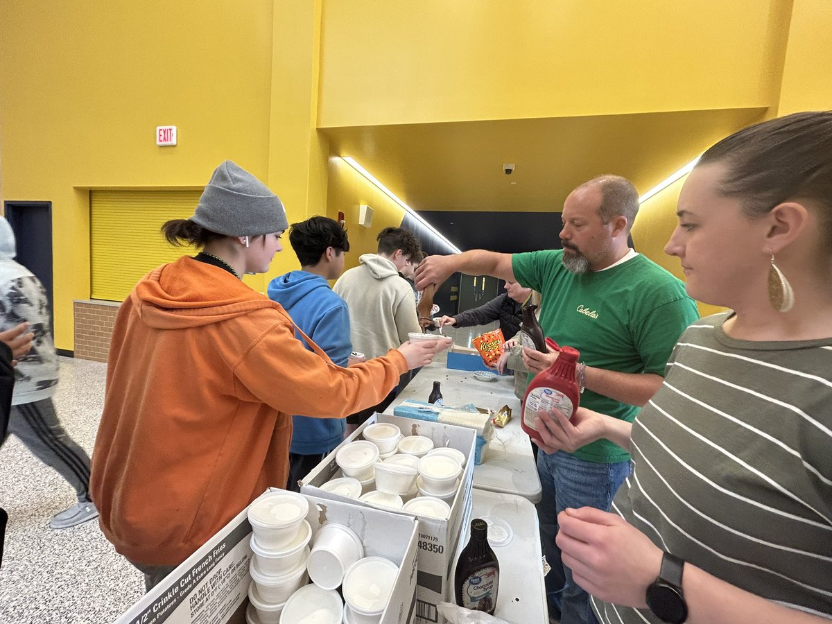 WoodhallPhysEd's tweet photo. MFMS celebrated 3rd Quarter with an ice cream social during lunch! We have a lot of awesome students who got a bowl of Krekel’s custard for all their hard work! Big THANKS to Chad Krekel and his new Forsyth store for donating ALL of the reward! #mtfproud https://t.co/KipZbBJTzE