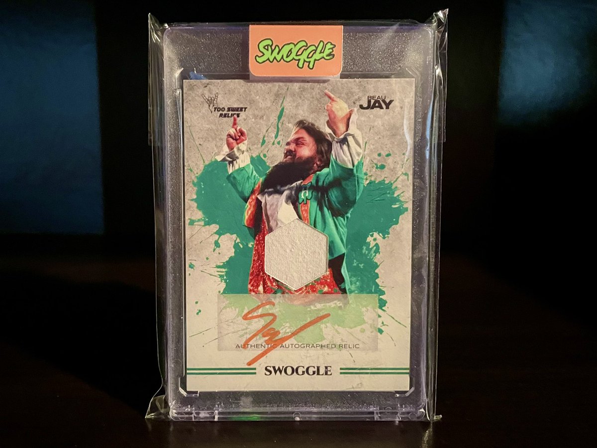 AewCard's tweet image. Happy St. Patrick’s Day ☘️ 🍻 ☘️

Here is an auto card featuring the one and only #Hornswoggle 🍀

This 37/100 shirt relic by @TooSweetAntique and @itsbeaujay is from #Swoggle’s run in at the 2022 #WrldOnGCW event in NYC

#WrestlingCards #TradingCards #GCW @GCWrestling_ #TheHobby