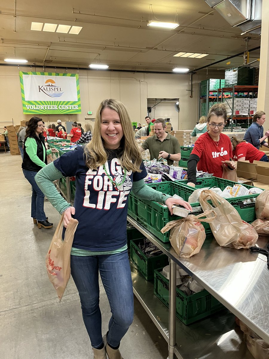 C_Bendickson's tweet photo. Team @ItronInc is having some Friday fun with @2HarvestINW for #StPatrickDay!! #Bite2Go #volunteer #community #ItronGives π https://t.co/Gy5Bjm8snU