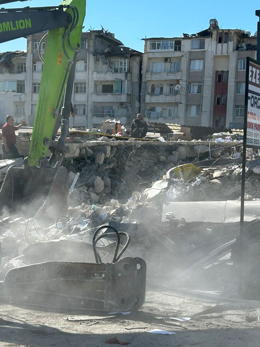 ___dbe's tweet image. Bir yandan binlerce can, eş, dost… Bir yandan yıllarca gece gündüz verdiğimiz emeklerin hiç oluşu… Dip nedir ? Dibin dibi de var mıdır ? Peki ya o kadar dipte insan ne ile yaşar ?