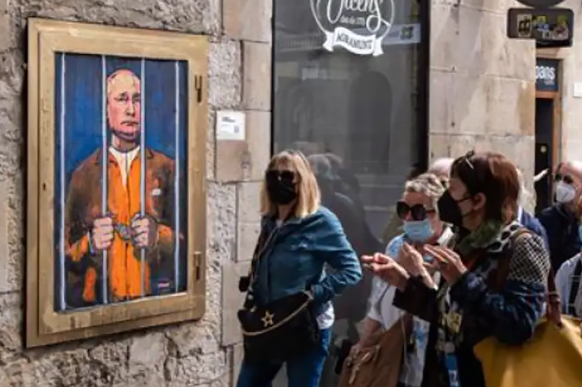 Justice will come to every Russian war criminal - a soldier who kills children or rapes women in #Ukraine, or a president who gives criminal orders.
The International Criminal Court has issued an arrest warrant for president Putin, accusing him of war crimes committed in Ukraine.