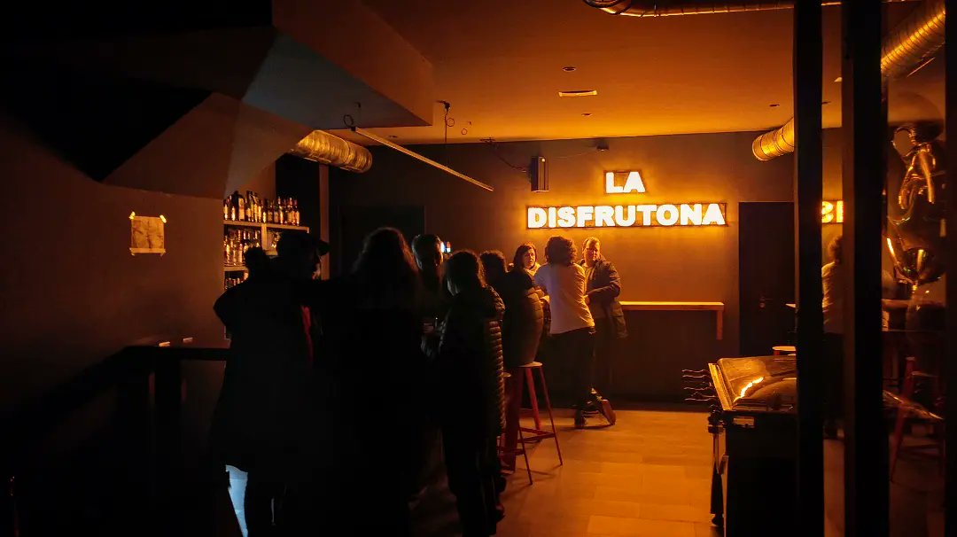 silcerino's tweet photo. #Coruña | #ViernesNoche a lo grande con el directo de #Allova 🎉 en @DisfrutonaOrzan en los conciertos de @retroaliment

A continuación habrá sesión con #victorialand76! 🎶🎉

#Galicia https://t.co/nEnK6fA4cl