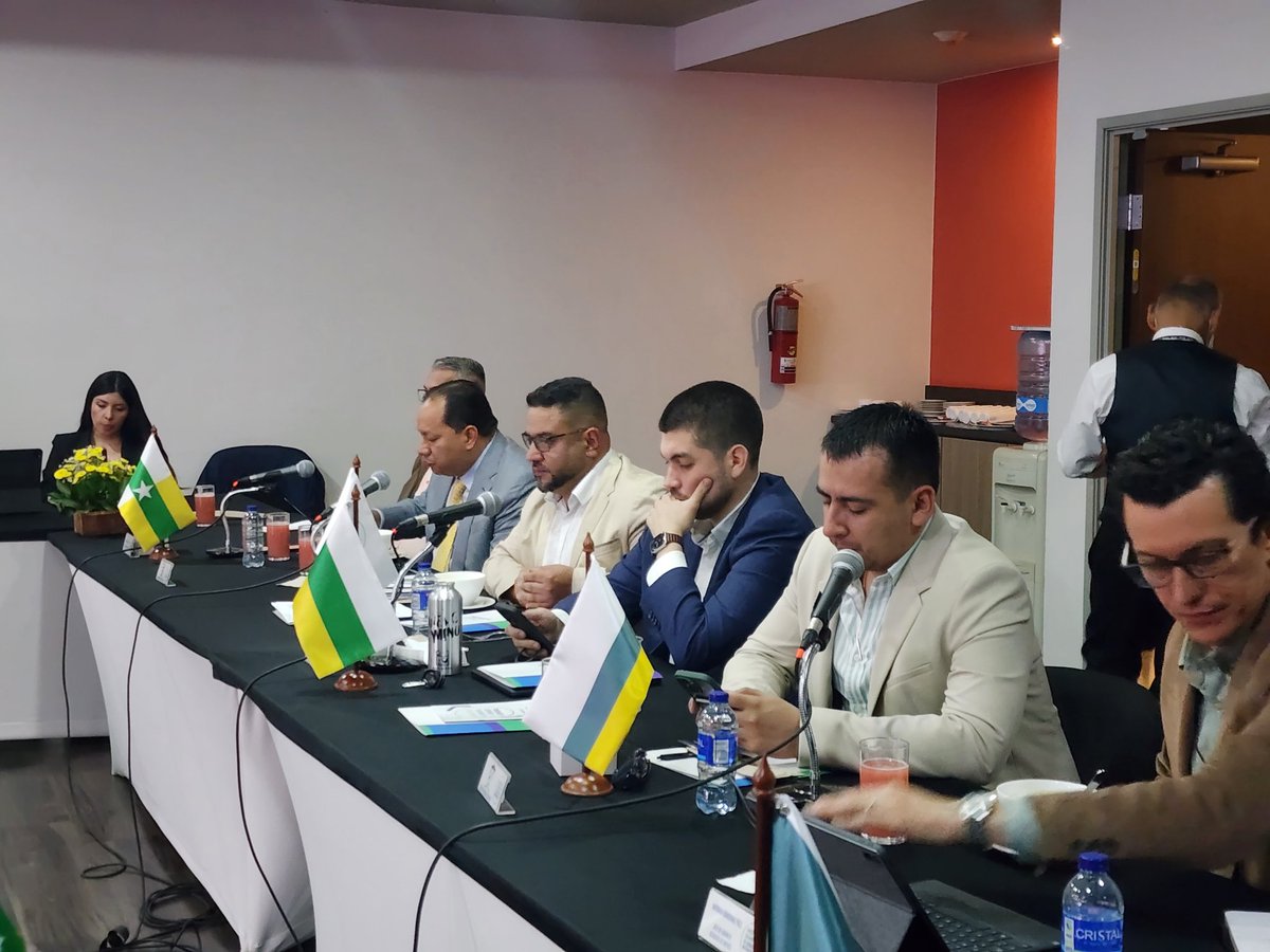 OspinaSanti's tweet photo. Cuando se trabaja con pasión y determinación se logran los resultados muy satisfecho de la junta temática de @asointermedias, conclusiones. Nuevo censo para Colombia, pronunciamiento crisis @vivaair,  que afecta pasajeros empleados, proveedores y cadenas productivas!! https://t.co/i9QvkhMEkD