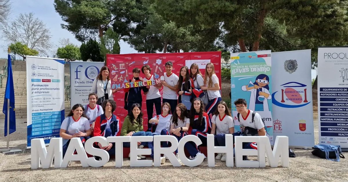 Nuestros alumnos de 4° de la ESO han sido premiados con el Erlenmeyer de Oro 🪙, en la gran feria de Química de @MasterChem, celebrada esta mañana en la <a href="/UMU/">Universidad Murcia</a>.
Enhorabuena a los campeones y a sus profesoras Mari Carmen Ruiz y Dolores Parra. Nos hacéis sentir súper orgullosos.👏👏