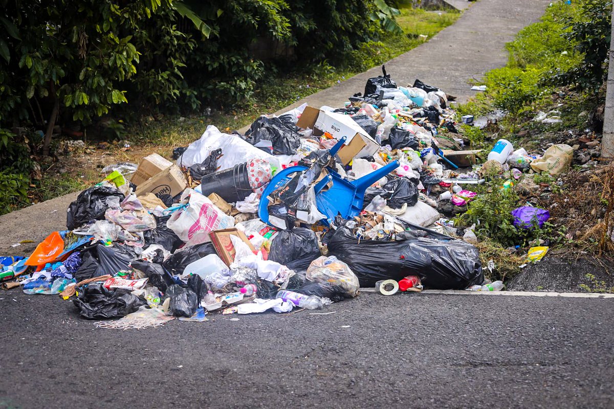 Cada día empeora más la crisis de la basura en San Miguelito. Los desechos poco a poco se van apoderando de las calles y veredas, atentando contra la salud de los residentes.