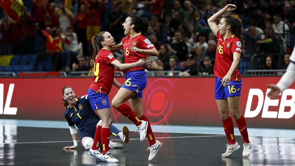 🔝 España estará otra vez en la final del Europeo

ℹ️ Derrotó a Portugal en un ajustado encuentro y el domingo buscará su tercer título

🔗 bit.ly/CrónicaSemis17…

#FutsalEspaña #WEUROFutsal