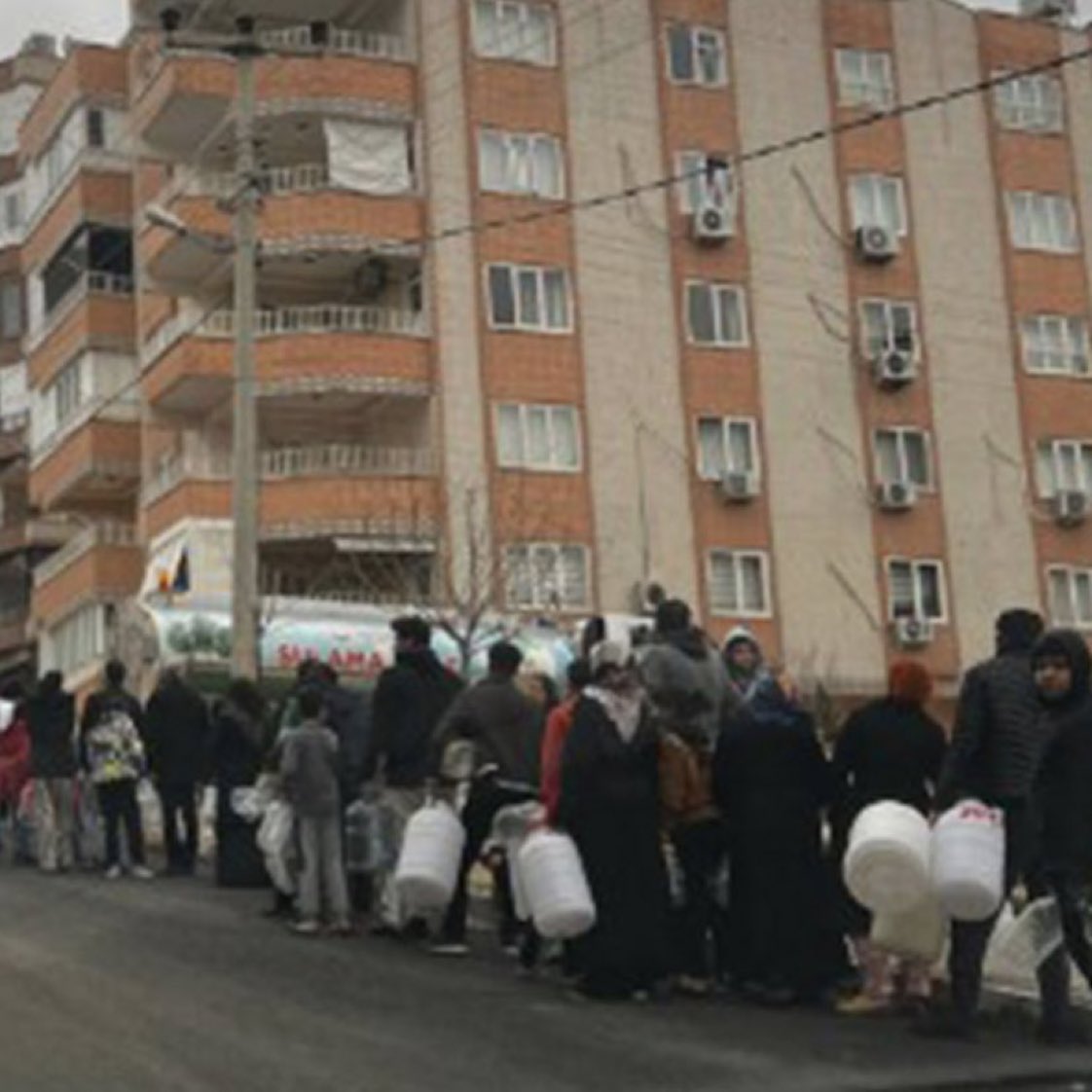 Urfa’da içme suyu kuyruğu 
Bu manzara İstanbul’da olsaydı, AKP’liler “İmamoğlu istifa” diye twit atardı…
