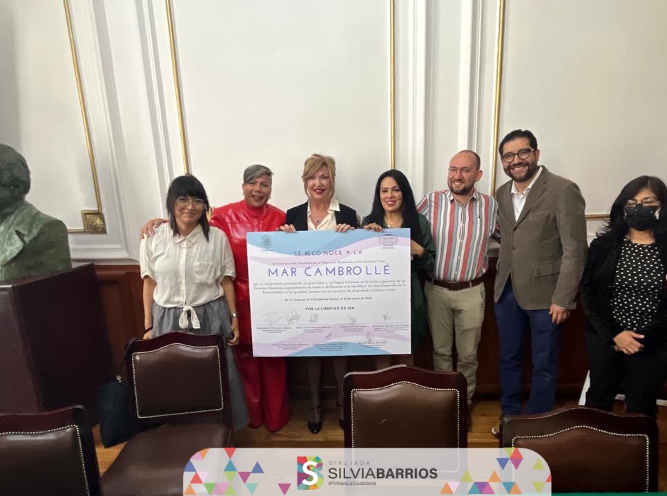 SilviaSanBarr's tweet photo. Ayer nos reunimos en @Congreso_CdMex para reconocer el gran trabajo y lucha de @CambrolleMar en defensa de los #DerechosHumanos.🙌🏻✅
Cómo sociedad es urgente visibilizar y garantizar la libre identidad de las personas #TTTrans‼️
¡Aquí está la resistencia #TTTrans!💪🏻🏳️⚧️ https://t.co/QtnsJJB78M