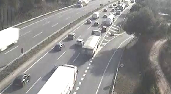 3CatInfo's tweet photo. ⚠ #ÚltimaHora Un accident múltiple amb sis vehicles a l'AP-7 provoca 18 km de cua entre Subirats i el Papiol en sentit sud https://t.co/wrF35zS1fh https://t.co/2QMu7gQdKN