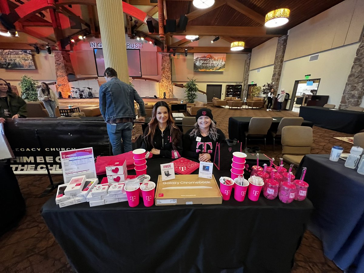 Charis Campus Days with <a href="/evega1503/">Evelyn Vega</a>!  #SMRA #TMobile #magenta