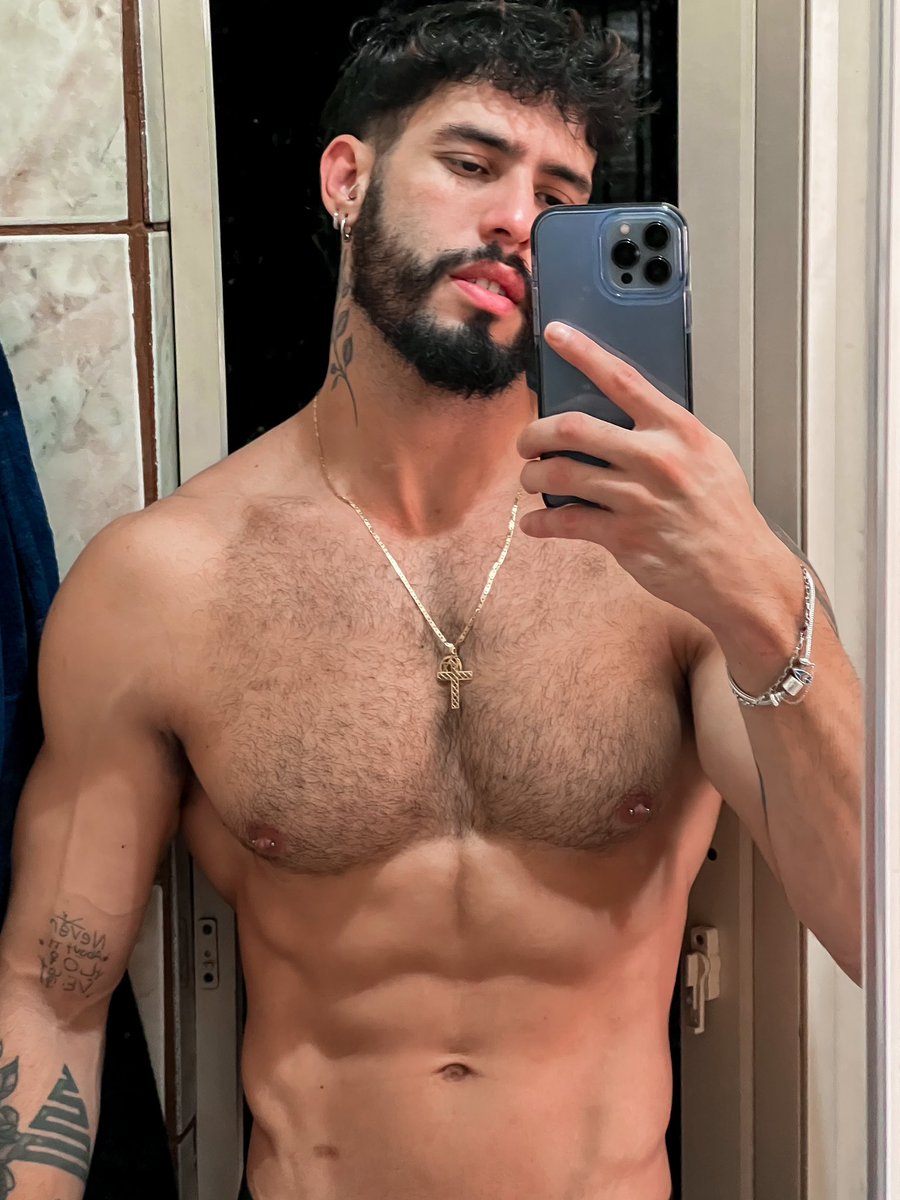 hedoir_'s tweet photo. Postando o *antes* sem a tatuagem. Algum palpite de onde vai ser? https://t.co/ehQPkKHwRv