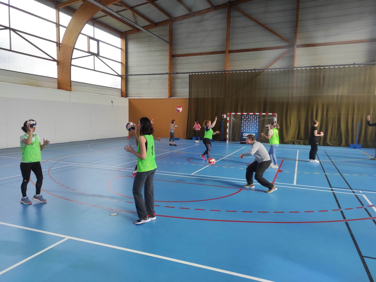 JulianPourchet's tweet image. Journée de formation départementale Handball à destination des CPC référents EPS @Usep78
@ffhandball
➡️ Découverte de l&apos; activité
➡️ Handball à 4
➡️ Utilisation des TICE en faveur de l&apos;apprentissage moteur des élèves
Bonne humeur et plaisir au Rdv!
@PatardDominique @JF_Rous